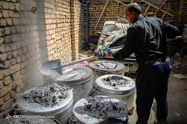 آئین سنتی طبخ و توزیع غذای نذری در روستای اراضی مبارکه اصفهان به عزاداران روستای باغملک