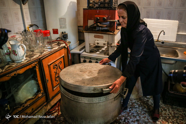 آئین سنتی طبخ و توزیع غذای نذری در روستای اراضی مبارکه اصفهان به عزاداران روستای باغملک