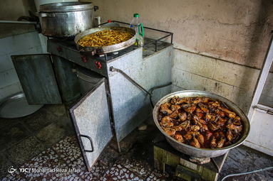 آئین سنتی طبخ و توزیع غذای نذری در روستای اراضی مبارکه اصفهان به عزاداران روستای باغملک