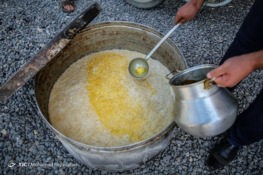 آئین سنتی طبخ و توزیع غذای نذری در روستای اراضی مبارکه اصفهان به عزاداران روستای باغملک