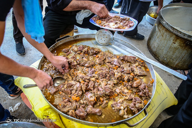 آئین سنتی طبخ و توزیع غذای نذری در روستای اراضی مبارکه اصفهان به عزاداران روستای باغملک
