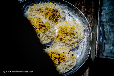 آئین سنتی طبخ و توزیع غذای نذری در روستای اراضی مبارکه اصفهان به عزاداران روستای باغملک