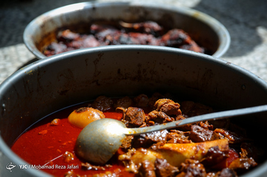 آئین سنتی طبخ و توزیع غذای نذری در روستای اراضی مبارکه اصفهان به عزاداران روستای باغملک
