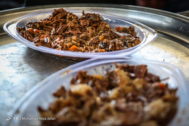 آئین سنتی طبخ و توزیع غذای نذری در روستای اراضی مبارکه اصفهان به عزاداران روستای باغملک
