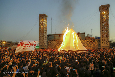 مراسم خیمه سوزان شام غریبان حسینی در میدان امام حسین (ع)