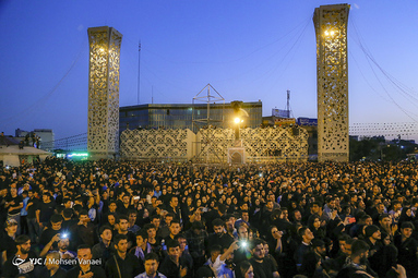 مراسم خیمه سوزان شام غریبان حسینی در میدان امام حسین (ع)