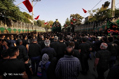 آیین نخل‌گردانی عصر عاشورای نیم‌ور از توابع استان مرکزی