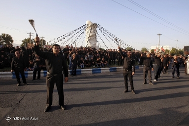 آیین نخل‌گردانی عصر عاشورای نیم‌ور از توابع استان مرکزی