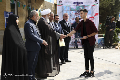 زنگ اول مهر ۹۸ در مدرسه علامه جعفری قزوین با حضور آیت‌الله عبدالکریم عابدینی، امام جمعه قزوین
