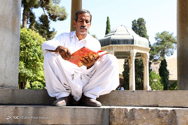 تفأل به حافظ شیرازی
دوش می‌آمد و رخساره برافروخته بود
تا کجا باز دل غمزده‌ای سوخته بود