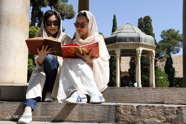 تفأل به حافظ شیرازی
بر سر تربت ما چون گذری همت خواه
که زیارتگه رندان جهان خواهد بود
