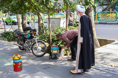 اقدام جالب یک روحانی برای سیراب کردن یک گربه