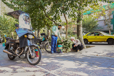 اقدام جالب یک روحانی برای سیراب کردن یک گربه