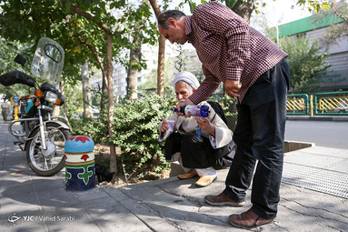 اقدام جالب یک روحانی برای سیراب کردن یک گربه