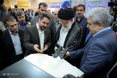 بازدید مقام معظم رهبری از نمایشگاه شرکتهای دانش‌بنیان وفناوریهای برتر در حسینیه امام خمینی