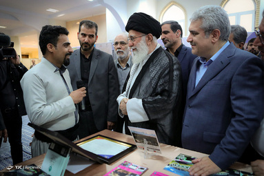 بازدید مقام معظم رهبری از نمایشگاه شرکتهای دانش‌بنیان وفناوریهای برتر در حسینیه امام خمینی