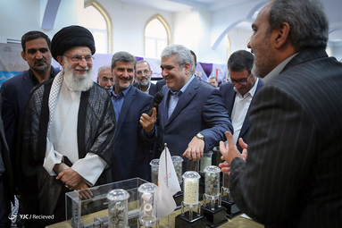 بازدید مقام معظم رهبری از نمایشگاه شرکتهای دانش‌بنیان وفناوریهای برتر در حسینیه امام خمینی