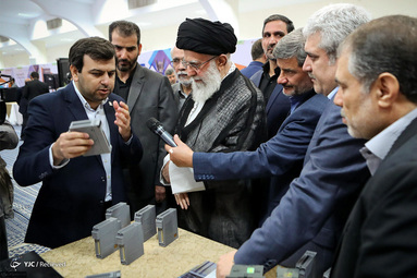 بازدید مقام معظم رهبری از نمایشگاه شرکتهای دانش‌بنیان وفناوریهای برتر در حسینیه امام خمینی