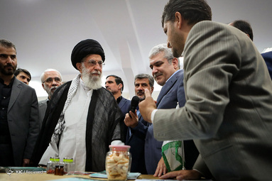 بازدید مقام معظم رهبری از نمایشگاه شرکتهای دانش‌بنیان وفناوریهای برتر در حسینیه امام خمینی