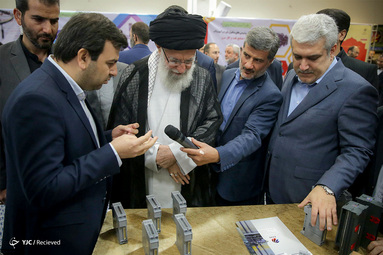 بازدید مقام معظم رهبری از نمایشگاه شرکتهای دانش‌بنیان وفناوریهای برتر در حسینیه امام خمینی