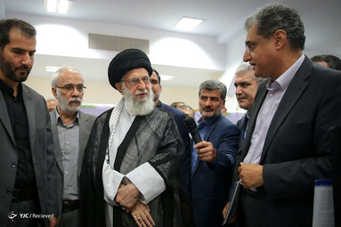 بازدید مقام معظم رهبری از نمایشگاه شرکتهای دانش‌بنیان وفناوریهای برتر در حسینیه امام خمینی