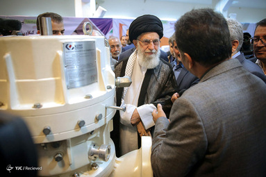 بازدید مقام معظم رهبری از نمایشگاه شرکتهای دانش‌بنیان وفناوریهای برتر در حسینیه امام خمینی