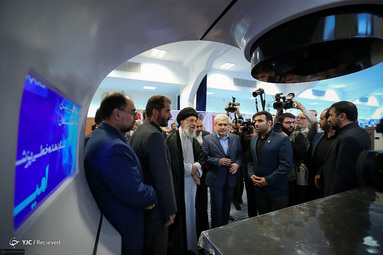 بازدید مقام معظم رهبری از نمایشگاه شرکتهای دانش‌بنیان وفناوریهای برتر در حسینیه امام خمینی