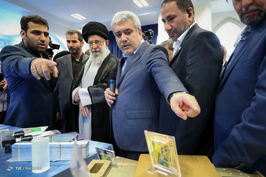 بازدید مقام معظم رهبری از نمایشگاه شرکتهای دانش‌بنیان وفناوریهای برتر در حسینیه امام خمینی