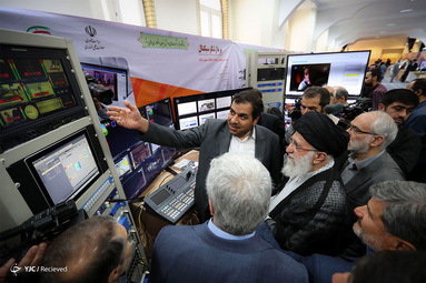 بازدید مقام معظم رهبری از نمایشگاه شرکتهای دانش‌بنیان وفناوریهای برتر در حسینیه امام خمینی