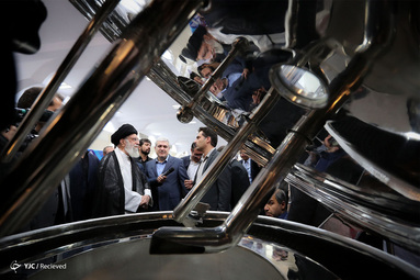 بازدید مقام معظم رهبری از نمایشگاه شرکتهای دانش‌بنیان وفناوریهای برتر در حسینیه امام خمینی