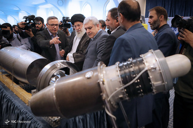 بازدید مقام معظم رهبری از نمایشگاه شرکتهای دانش‌بنیان وفناوریهای برتر در حسینیه امام خمینی