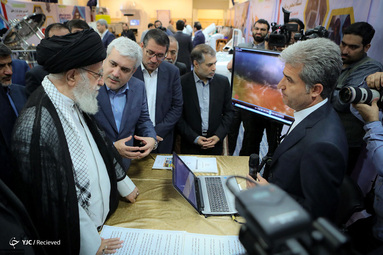 بازدید مقام معظم رهبری از نمایشگاه شرکتهای دانش‌بنیان وفناوریهای برتر در حسینیه امام خمینی