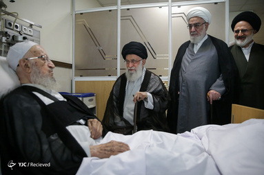 عیادت رهبر انقلاب از حضرت آیت الله مکارم شیرازی