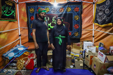 خادم الزوار اربعین، مردان و زنان عاشق و دلباخته اباعبدالله الحسین(ع) که هرسال همه داشته خود را در موکبشان تقدیم زوار حسینی می‌کنند