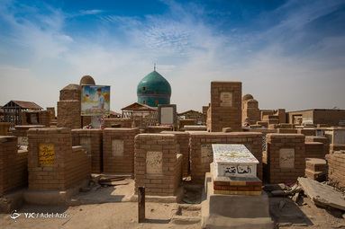 «وادِی‌السَّلام» قبرستانی بزرگ و تاریخی است که در شمال شرقی شهر نجف اشرف عراق واقع و با ۲۰ کیلومتر مربع مساحت، دارای چندین میلیون قبر بوده و قدمت آن به بیش از هزار سال می‌رسد