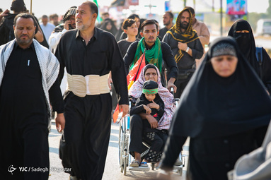 راهپیمایی در مسیر بهشت/ پیاده روی زوار اربعین حسینی ار جاده نجف به کربلا ...