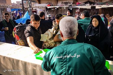 پذیرایی موکب آستان قدس رضوی از زوار کربلا