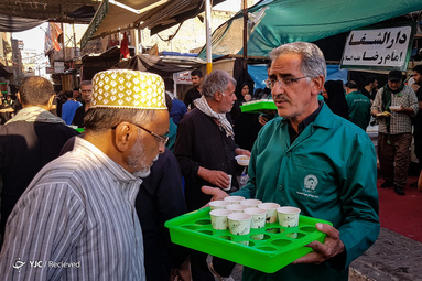 پذیرایی موکب آستان قدس رضوی از زوار کربلا