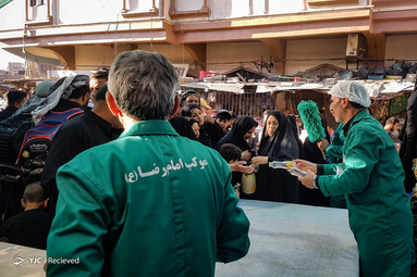 پذیرایی موکب آستان قدس رضوی از زوار کربلا
