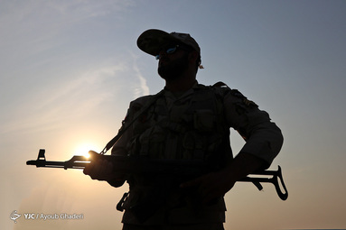 سربازان پاسگاه مرزی دریایی هندورابی در خلیج فارس