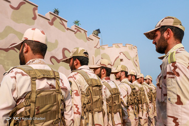 سربازان پاسگاه مرزی دریایی هندورابی در خلیج فارس