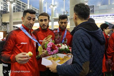 بازگشت تیم فوتبال ساحلی با جام قهرمانی به کشور