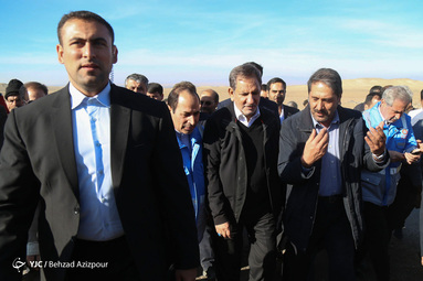 بازدید معاون اول رییس‌جمهور از روستای زلزله زده تیرشاب