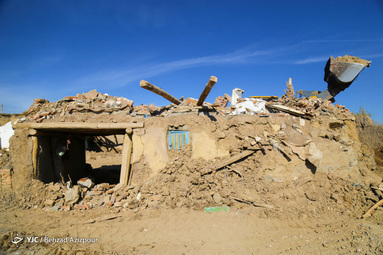 بازدید معاون اول رییس‌جمهور از روستای زلزله زده تیرشاب