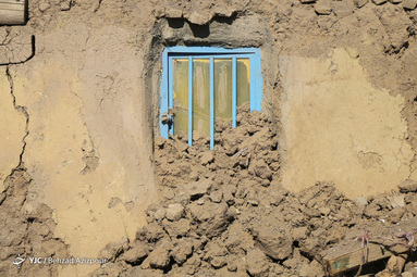 بازدید معاون اول رییس‌جمهور از روستای زلزله زده تیرشاب