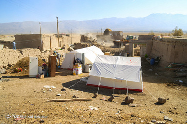 بازدید معاون اول رییس‌جمهور از روستای زلزله زده تیرشاب