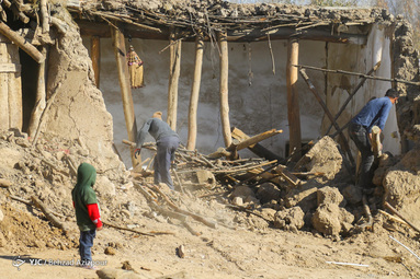 بازدید معاون اول رییس‌جمهور از روستای زلزله زده تیرشاب