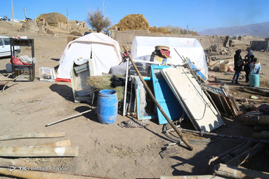 بازدید معاون اول رییس‌جمهور از روستای زلزله زده تیرشاب