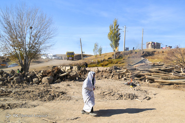 بازدید معاون اول رییس‌جمهور از روستای زلزله زده تیرشاب