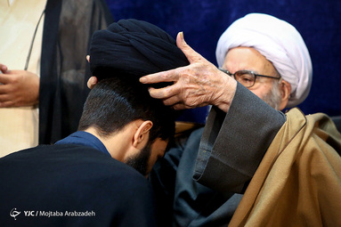 عمامه گذاری طلاب در روز میلاد پیامبر(ص)